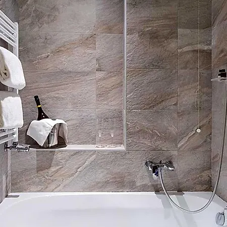 Hotell Alexander 4*